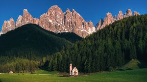 Dolomiten Geislergruppe und Kirche St. Johann in Ranui von Jean Claude Castor