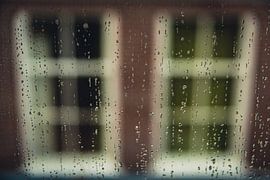 Gorinchem. Uitzicht vanuit het raam in de regen van Piotr Aleksander Nowak