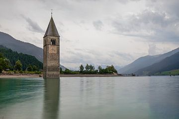 De kerktoren van Reschen van Markus Weber
