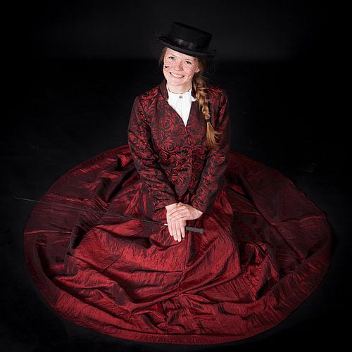 Portret van jongere rijden op een dameszadel