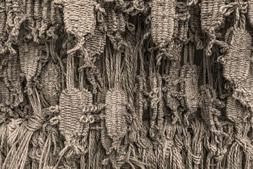 Sandales bouddistes en paille sur un mur d'offrandes.