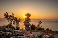 gestapelde stenen - steenhopen in kroatië zonsondergang Brseč van Fotos by Jan Wehnert thumbnail
