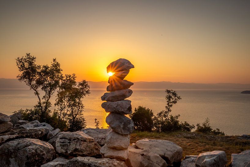 gestapelde stenen - steenhopen in kroatië zonsondergang Brseč van Fotos by Jan Wehnert