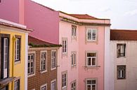 Pretty in Pink, roze gebouwen in Lissabon van Yolanda Broekhuizen thumbnail