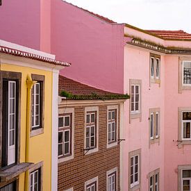 Pretty in Pink, roze gebouwen in Lissabon van Yolanda Broekhuizen