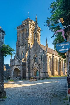 Historische huizen van granietsteen op Place de l`Eglise in Locronan, Bretagne van Christian Müringer