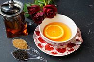 Schwarzer Tee serviert mit Orangenscheibe und roten Rosen von Babetts Bildergalerie Miniaturansicht