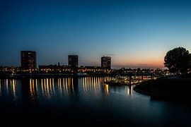 Haven Nijmegen bij avondlicht