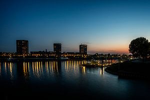 Haven Nijmegen bij avondlicht von Hans Hebbink