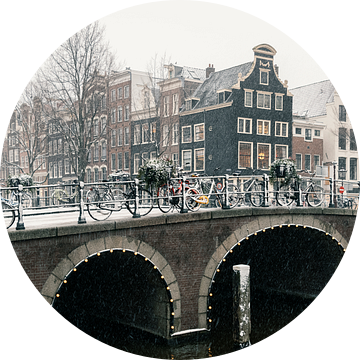 Brug en grachtenpanden in Amsterdam in de sneeuw van iPics Photography