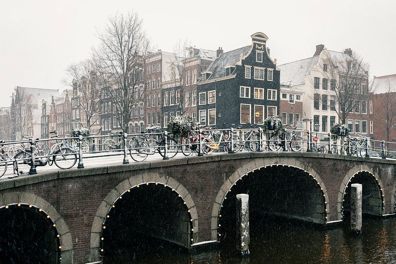 Brücke und Grachtenhäuser in Amsterdam im Schnee von iPics Photography