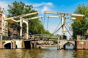 Middeleeuwse ophaalbrug in Amsterdam van Dieter Walther