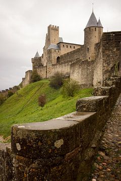 The cobblestone leads to the towers of Carcassone van Luis Boullosa