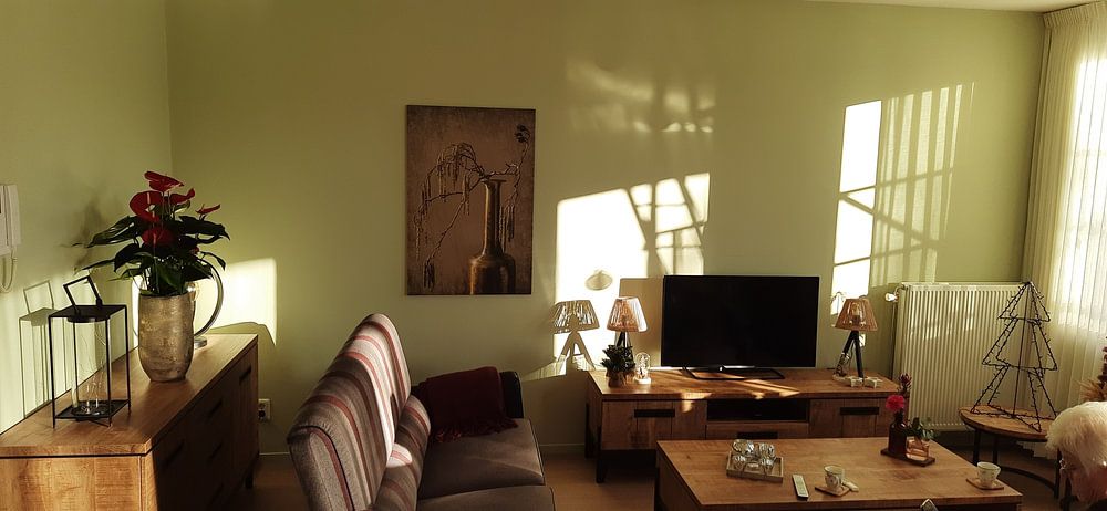 Vase Nature morte avec chatons d'aulne  - Cuivre vert  par Alie Ekkelenkamp 