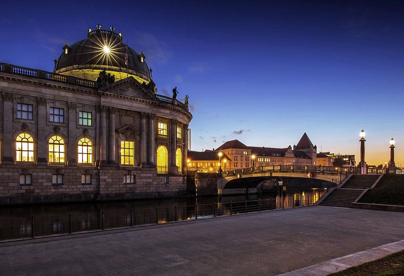 Bode-Museum Berlin zur blauen Stunde von Frank Herrmann