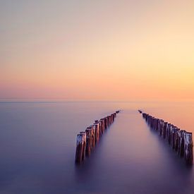 Wellenbrecher am Strand von Zoutelande von FLPX