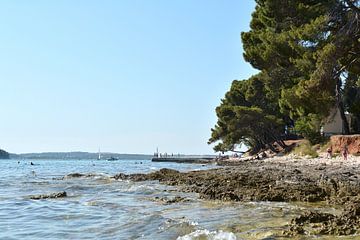 Medulin strand aan de kust van de Adriatische Zee in Kroatië van Heiko Kueverling