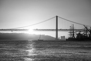 de haven van Lissabon bij zonsondergang van Leo Schindzielorz