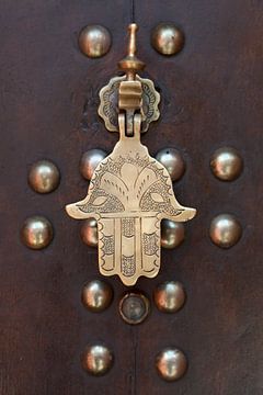 Metalen deurklopper in de vorm van de Hand of Faitimah van Frans Rombout