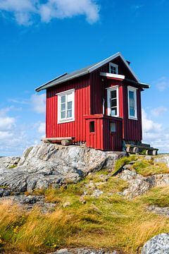 Klein rood Zweeds huisje I Vrångö, Archipel van Göteborg van Floris Trapman