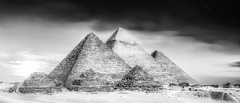 Egypte - les pyramides de Gizeh en noir et blanc