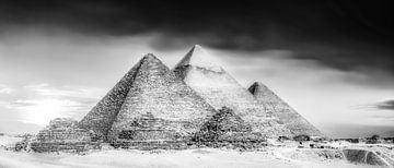 Egypte - les pyramides de Gizeh en noir et blanc sur Günter Albers