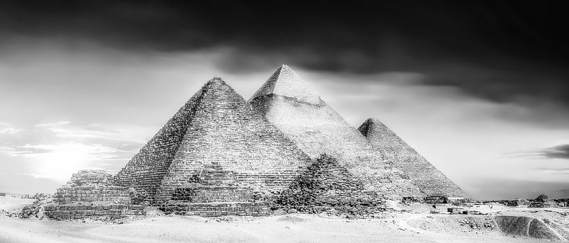 Egypte - les pyramides de Gizeh en noir et blanc par Günter Albers