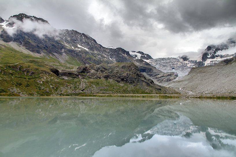 Moiry gletsjer met reflectie van Dennis van de Water