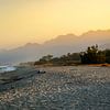 Lever de soleil sur les montagnes avec brouillard sur la côte de la Méditerranée avec plage île de Corse sur Animaflora PicsStock