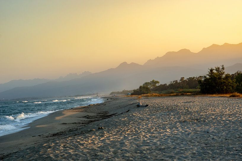 Sonnenaufgang über den Bergen mit Nebel an der Küste des Mittelmeers mit Strand Insel Korsika von Animaflora PicsStock