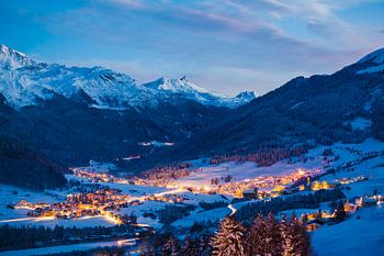 Savognin in der Schweiz am Abend