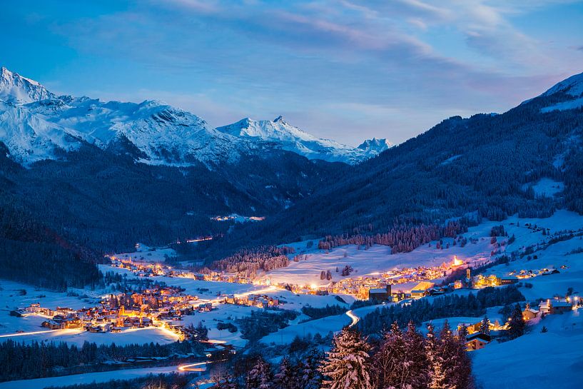 Savognin in der Schweiz am Abend von Werner Dieterich