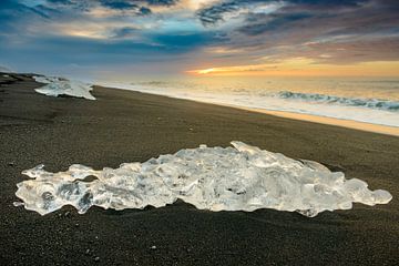 Forme de glace échouée sur une plage noire en Islande sur Sjoerd van der Wal Photographie