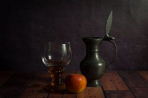 Nature morte avec une pomme, un rhumier et une carafe en étain