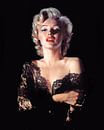 Marilyn Monroe als pinup in sexy zwarte jurk kijkt sensueel in de camera van Atelier Liesjes thumbnail