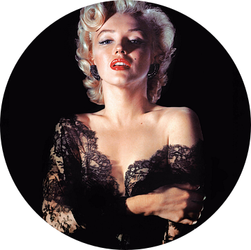 Marilyn Monroe als pinup in sexy zwarte jurk kijkt sensueel in de camera van Atelier Liesjes