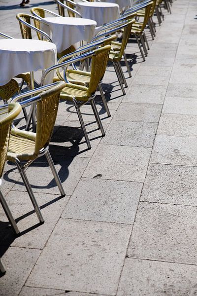 Real Life Stilleven stoeltjes op San Marco plein in Venetië van Lilian Bisschop