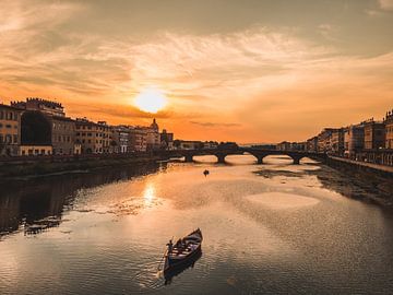 Ein Boot auf dem Arno in Florenz von Kwis Design