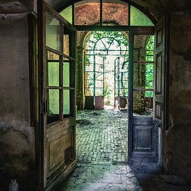 Verloren plaats - Kleurrijke deur - Verlaten plaatsen van Carina Buchspies