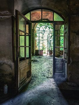 Verloren plaats - Kleurrijke deur - Verlaten plaatsen van Carina Buchspies