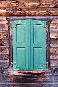 Houten raam met gesloten groene houten luiken von Dafne Vos
