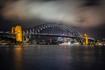 Die Sydney Harbour Bridge am Abend mit langer Verschlusszeit