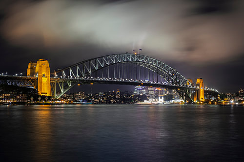 Die Sydney Harbour Bridge am Abend mit langer Verschlusszeit
