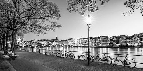 Bazel in Zwitserland bij nacht - monochroom