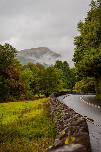Kurvenreiche Straße durch eine bergige Gegend