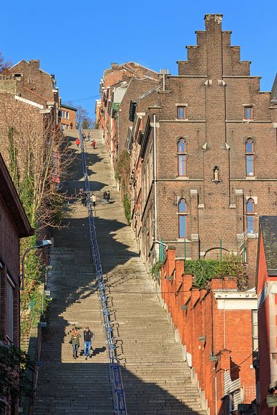 Montagne de Bueren blauwe lucht von Dennis van de Water