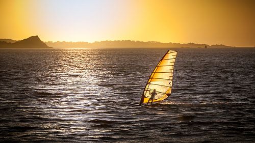 Surfer tout récemment au coucher du soleil