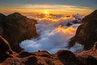 Auf den Gipfeln der Berge stehend