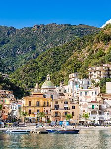 Blick auf Cetara an der Amalfiküste in Italien