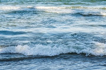 Golvende zee aan de kust in Sri Lanka van Photolovers reisfotografie